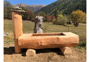 Brunnenstud aus Holz mit Edelstahlauslauf